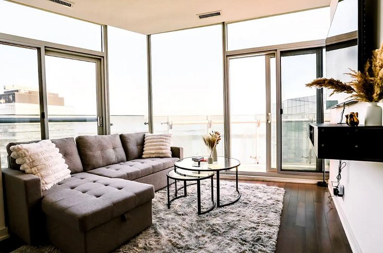 67th Floor Penthouse 3BR Luxury Lake Views