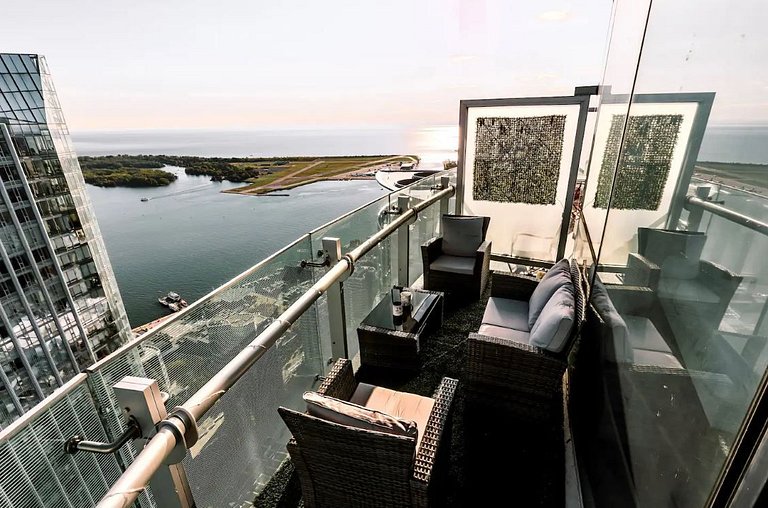 67th Floor Penthouse 3BR Luxury Lake Views