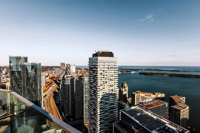 67th Floor Penthouse 3BR Luxury Lake Views