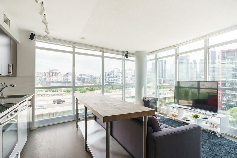 Beautiful Condo with CN Tower View