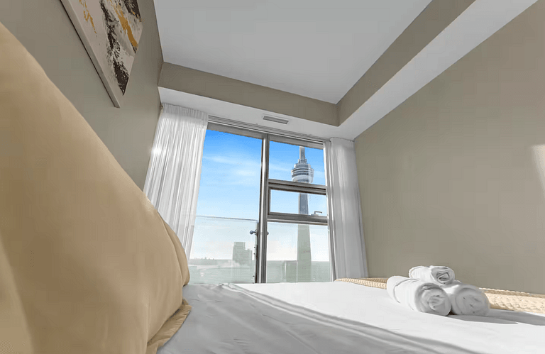 Beautiful Condo with CN Tower View