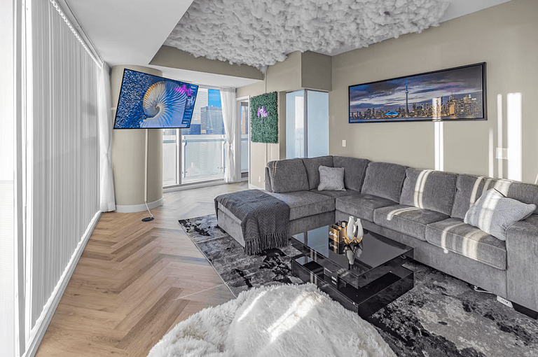 Beautiful Condo with CN Tower View