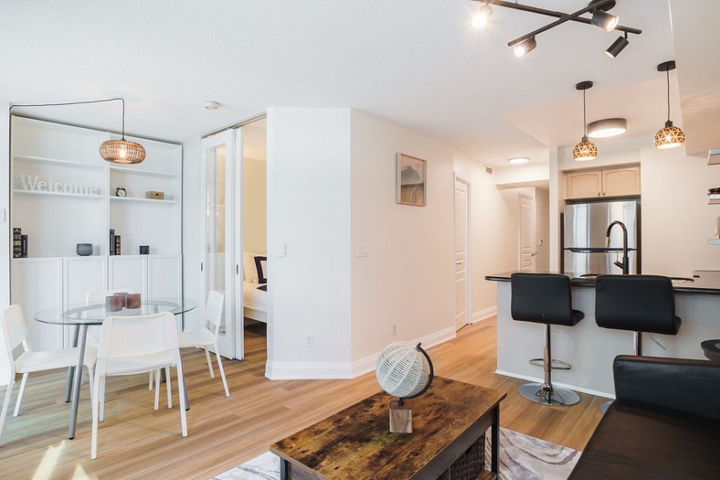 Gorgeous 2 bed, 2 bath Downtown Toronto W/Parking