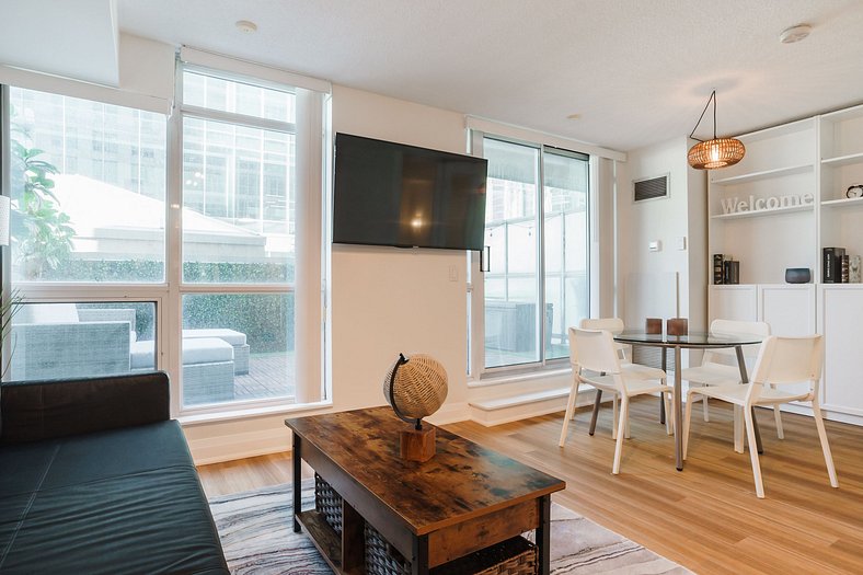 Gorgeous 2 bed, 2 bath Downtown Toronto W/Parking