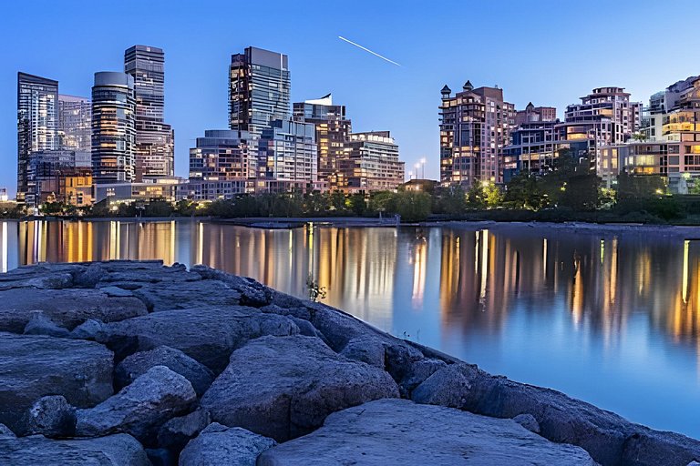 Gorgeous Condo By the Lake W/Parking