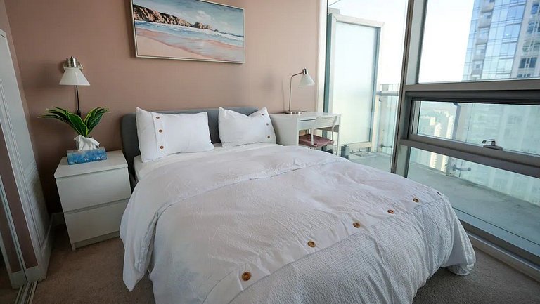 Luxe 2BR+Den Condo CN Tower