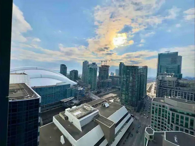 Luxe 2BR+Den Condo CN Tower