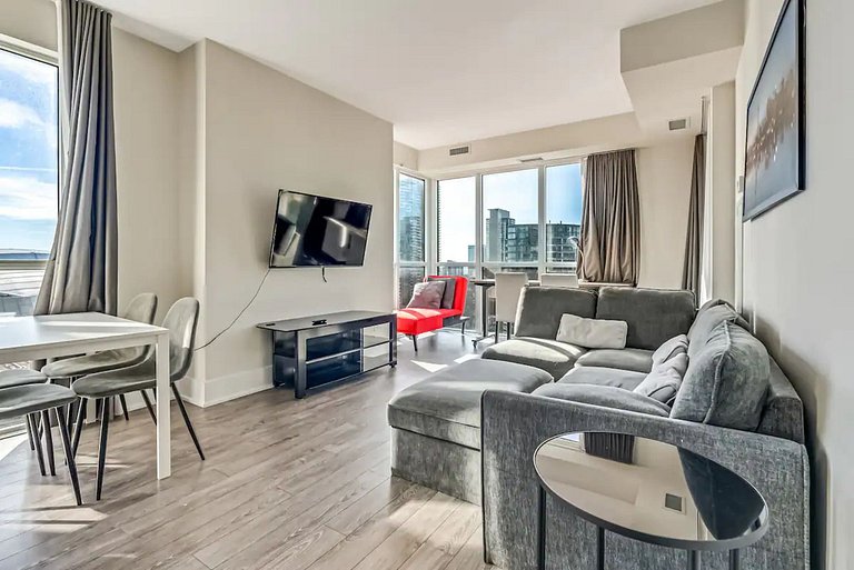 Luxe 2BR+Den Condo CN Tower