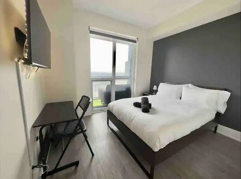 Luxe 2BR+Den Condo CN Tower