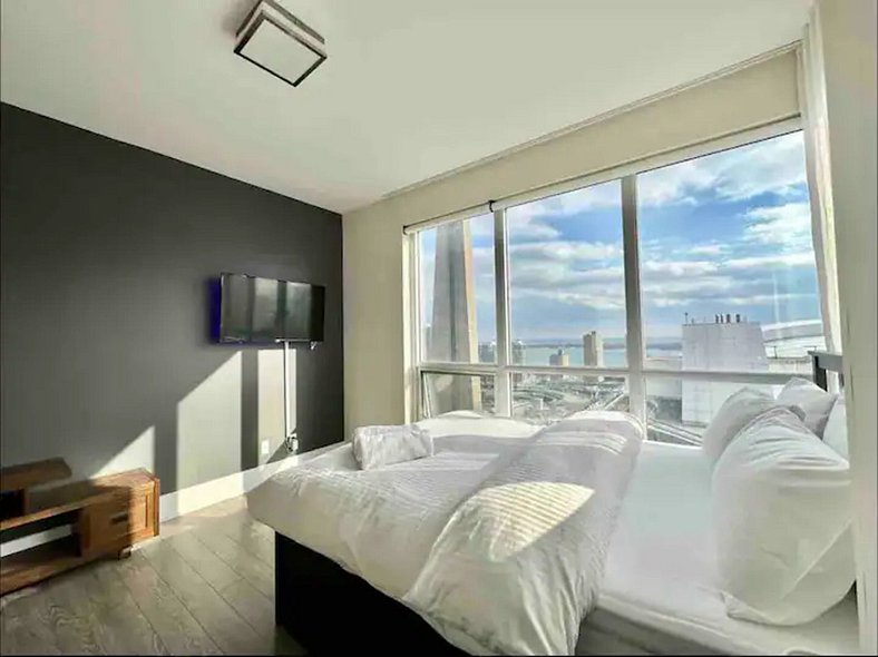 Luxe 2BR+Den Condo CN Tower