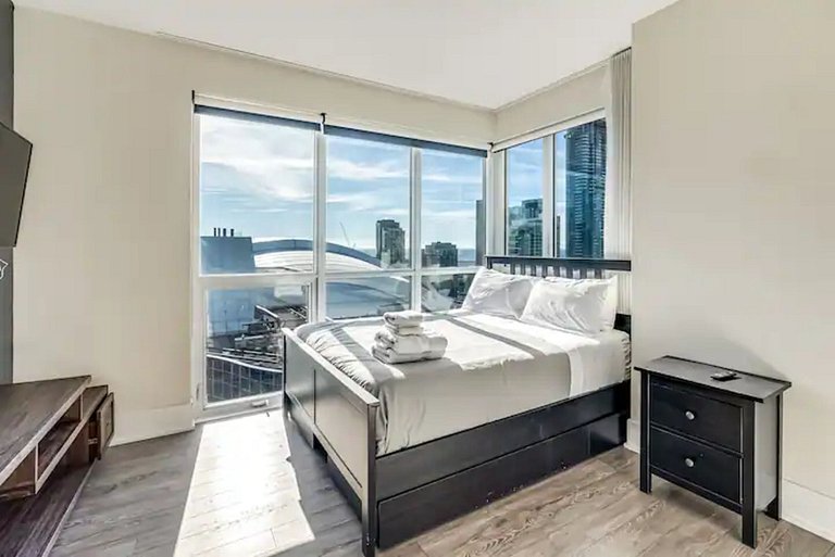 Luxe 2BR+Den Condo CN Tower