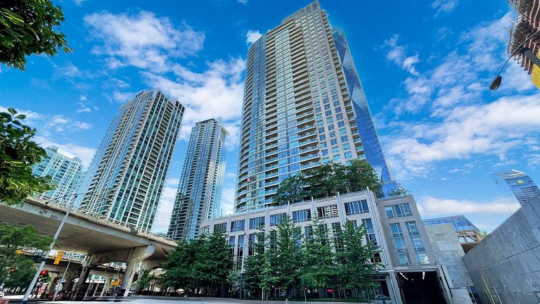 Luxe 2BR+Den Condo CN Tower