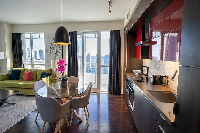 Luxe 2BR+Den Rooftop Pool Condo CN Tower/Lake View