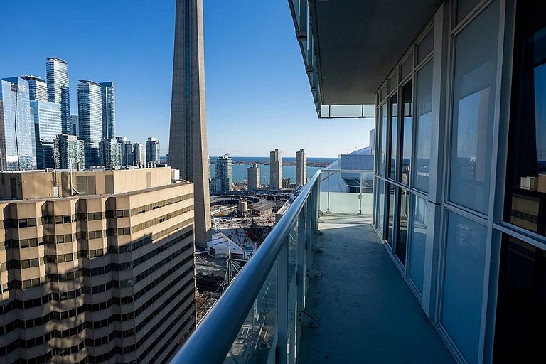 Luxe 2BR+Den Rooftop Pool Condo CN Tower/Lake View