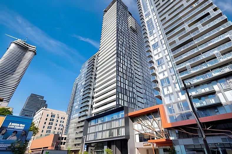 Luxury 2BR Condo Downtown, Steps to Rogers Center