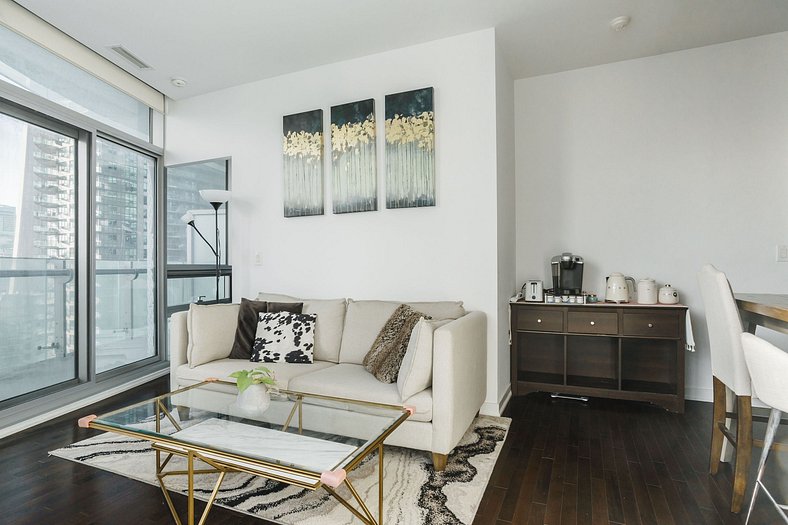 Mandy CN Tower View Luxury 2 bed +Den, 2 bath W/Pa