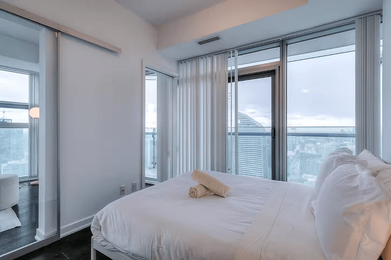 Modern 2BR Condo w/ CN Tower View & Parking