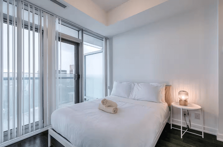 Modern 2BR Condo w/ CN Tower View & Parking