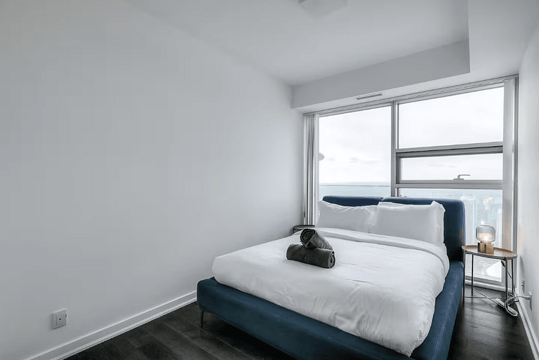 Modern 2BR Condo w/ CN Tower View & Parking