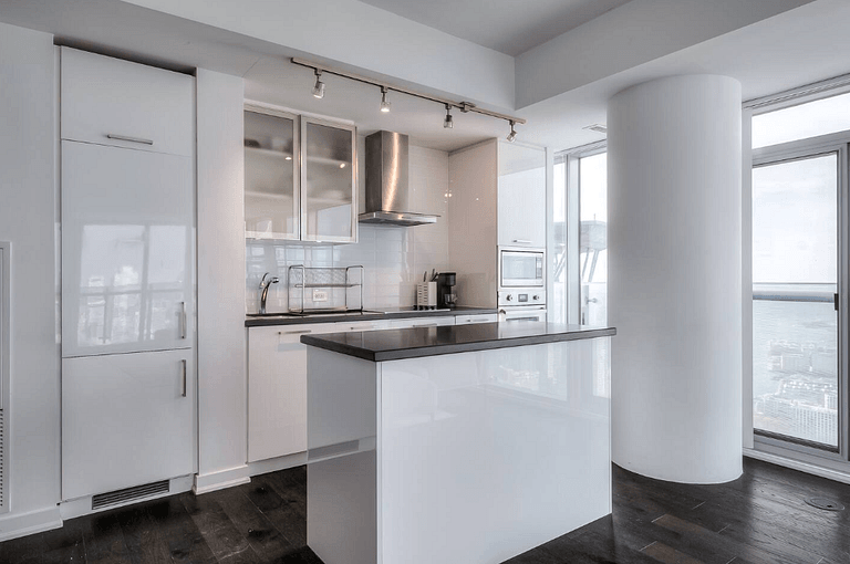 Modern 2BR Condo w/ CN Tower View & Parking