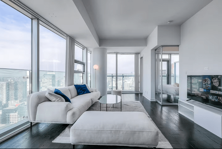 Modern 2BR Condo w/ CN Tower View & Parking