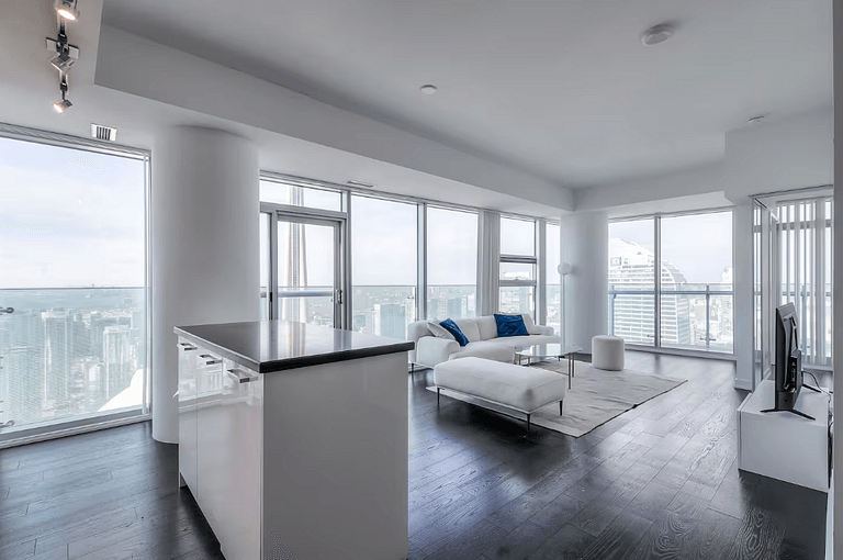 Modern 2BR Condo w/ CN Tower View & Parking