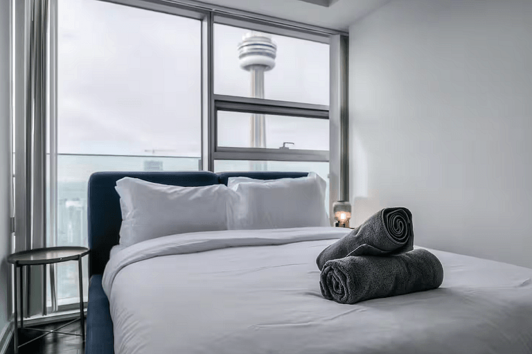 Modern 2BR Condo w/ CN Tower View & Parking