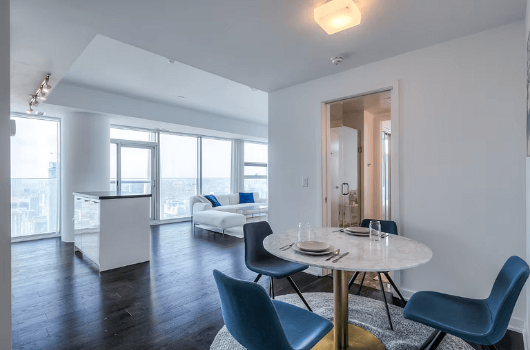 Modern 2BR Condo w/ CN Tower View & Parking