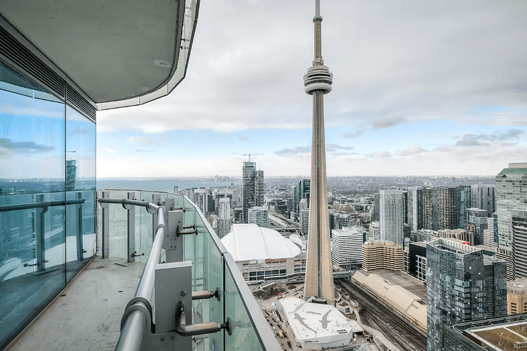 Modern 2BR Condo w/ CN Tower View & Parking