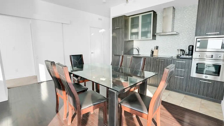 Modern 2BR + Den CN Tower/Lakeview Condo & Parking