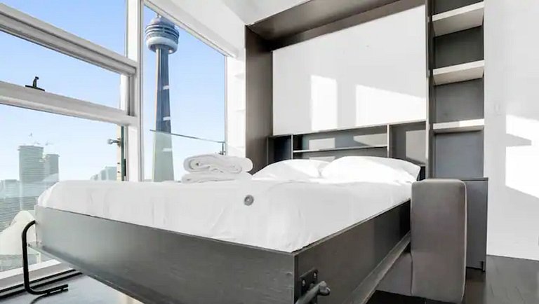 Modern 2BR + Den CN Tower/Lakeview Condo & Parking