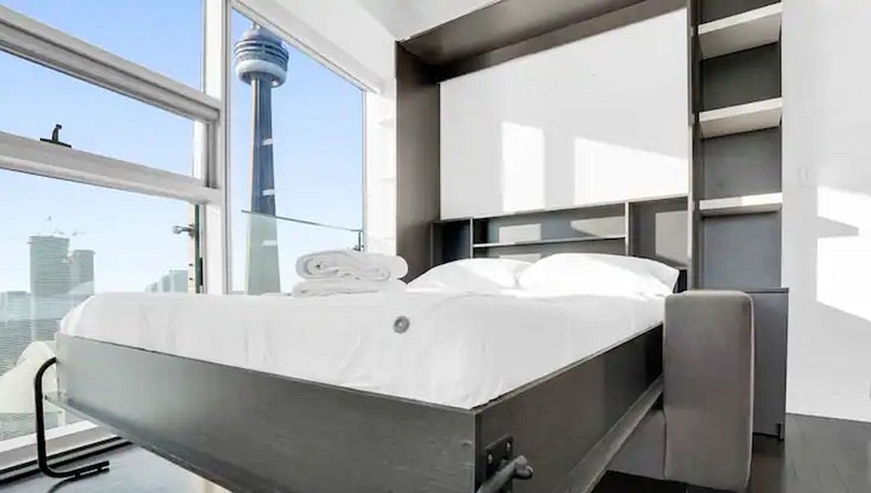 Modern 2BR + Den CN Tower/Lakeview Condo & Parking