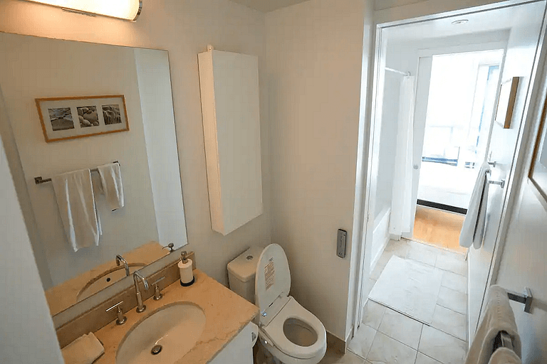 Modern 2BR + Den CN Tower/Lakeview Condo & Parking