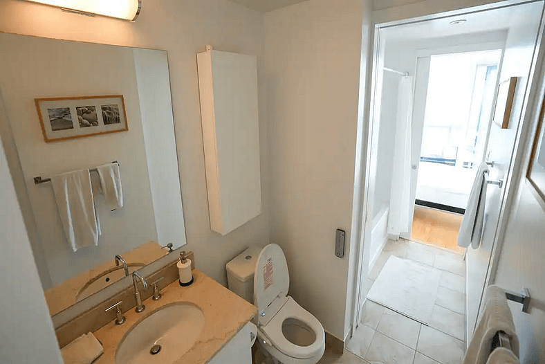 Modern 2BR + Den CN Tower/Lakeview Condo & Parking