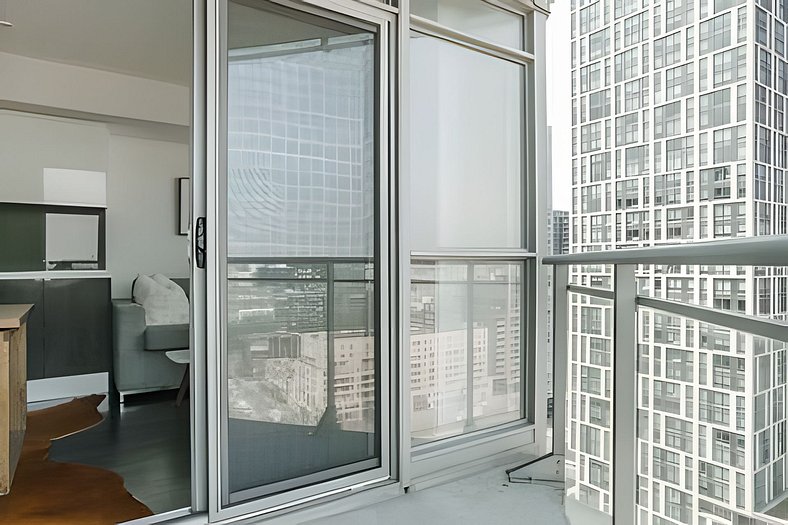 Trendy 1 bdr, 2 bed by the Rogers Center w/parking